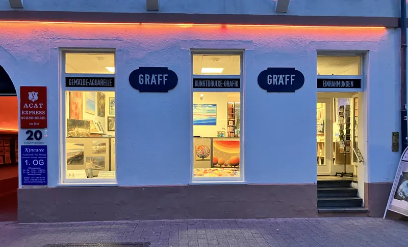 Façade de la boutique avec trois vitrines, les enseignes ovales Gräff et l’entrée à droite