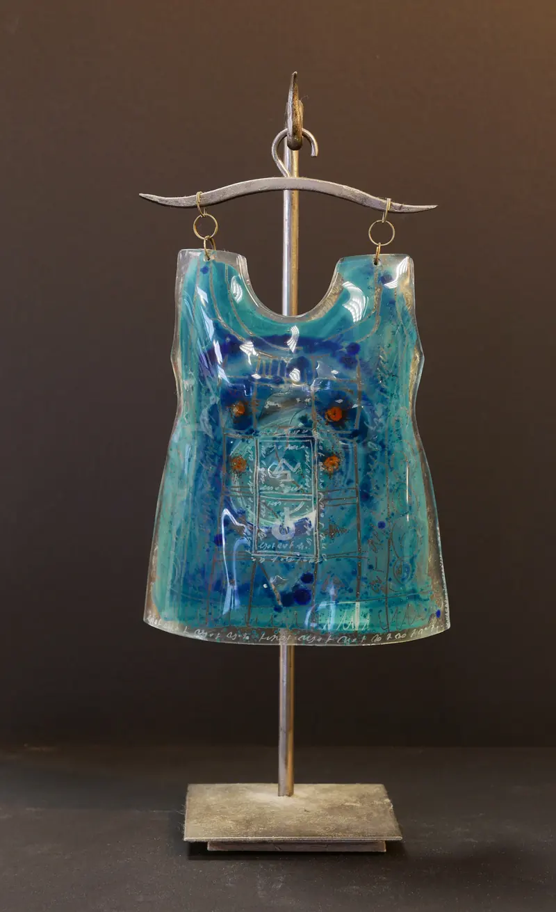 Sculpture en verre en forme de robe turquoise sur un cintre métallique