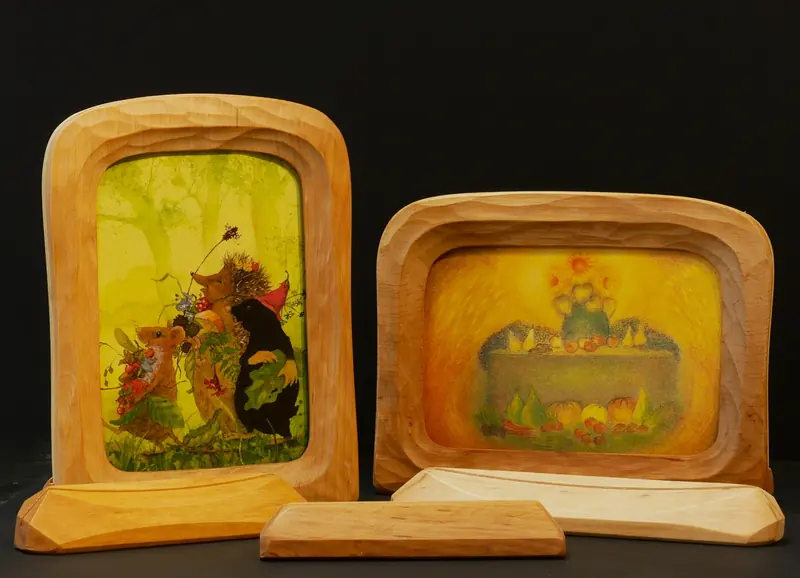Deux cadres en bois avec des images de contes et un porte-cartes en bois clair