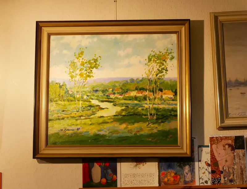 Paysage avec des bouleaux dans un large cadre doré, dans la boutique